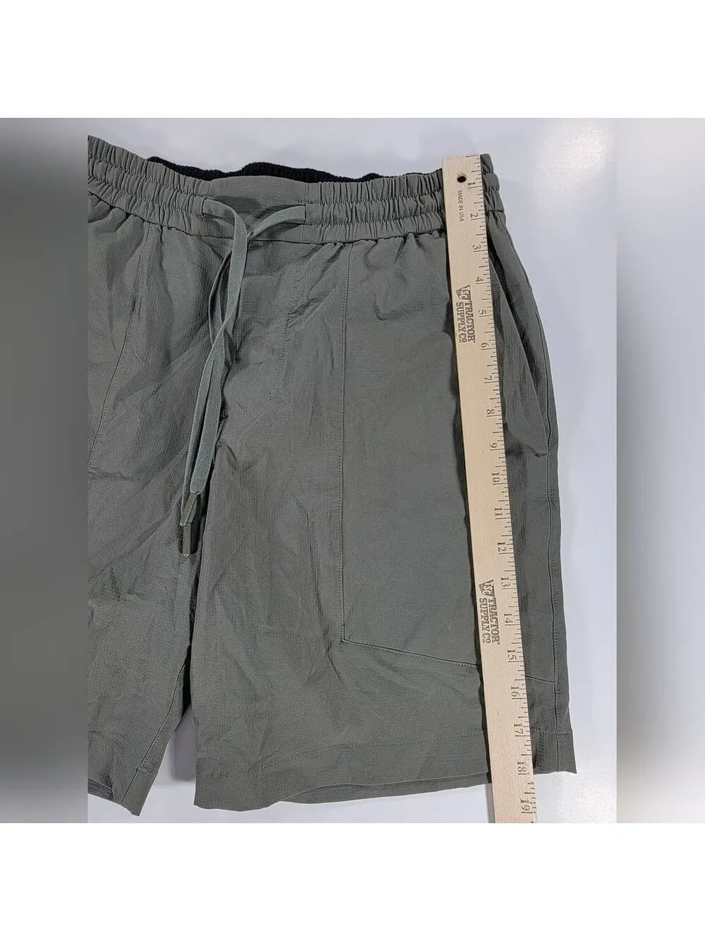 Lululemon Bowline Shorts Mens Medium  Green Athletic Gym Pockets Stretch
